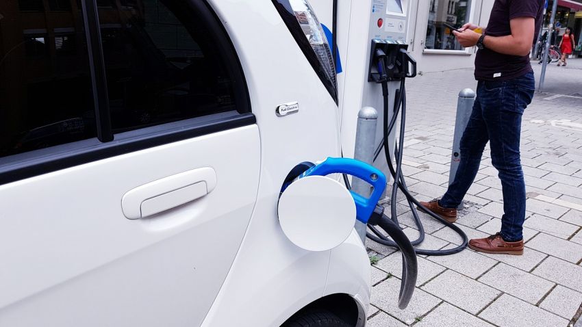 Bonus carburante auto elettriche, Agenzia Entrate dice si
